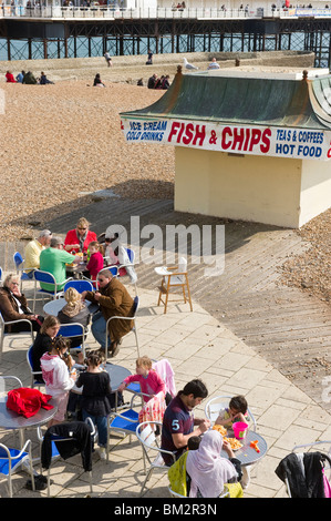 Les gens, les touristes, les excursionnistes assis à des tables et chaises à la terrasse d'un café avant de Brighton Sussex UK Banque D'Images