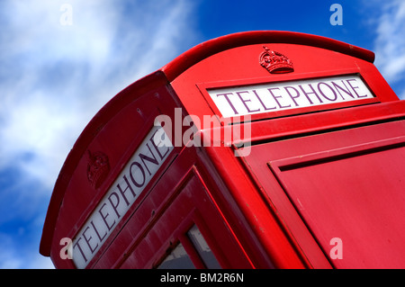 Une boîte de téléphone rouge emblématique en Angleterre Banque D'Images