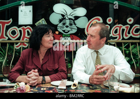 MPs Clare Short et Ron Davies au restaurant pizza à Cardiff pour photo stunt pour le Parti du Travail 1997 campagne du oui référendaire Banque D'Images