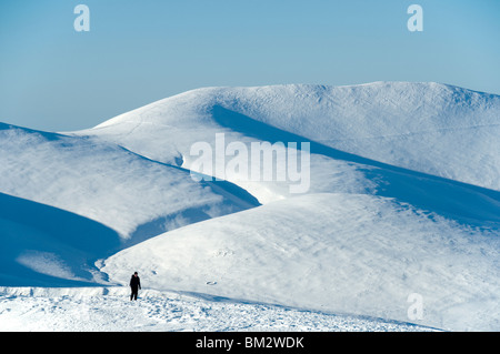 Skiddaw du sommet de Blencathra en hiver, Lake District, Cumbria, England, UK. Banque D'Images