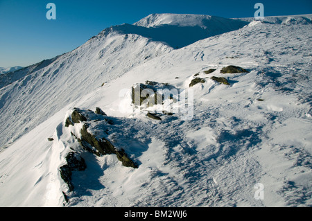 Sommet de la balance Blencathra tomba ridge en hiver, Lake District, Cumbria, England, UK Banque D'Images