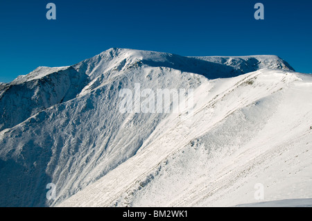 Sommet de la balance Blencathra tomba ridge en hiver, Lake District, Cumbria, England, UK Banque D'Images