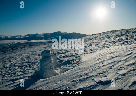 Un bonhomme sur la balance est tombé de Blencathra ridge en hiver, Lake District, Cumbria, England, UK Banque D'Images