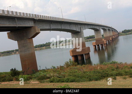 Le pont Kizuna, ouvert en 2001, enjambant la rivière du Mékong pendant la saison sèche, Kampong Cham, au Cambodge. Banque D'Images