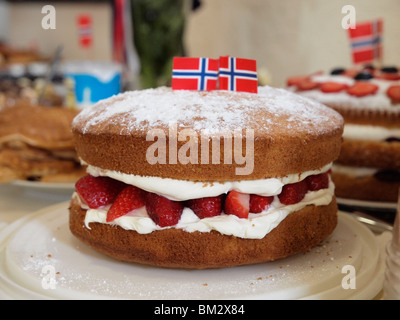 Un portrait photo d'un gâteau avec drapeaux norvégien réalisé pour la célébration du jour de la Constitution norvégienne 17 Mai Banque D'Images