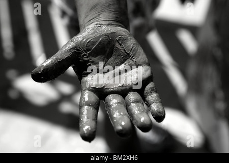 Les enfants, les mains sombres sale jeu de peinture, de boue, de graisse, noir et blanc Banque D'Images