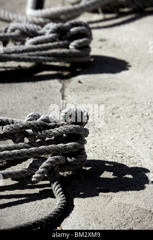 Voile bollard, cordes et noeuds dans le port méditerranéen, macro détail Banque D'Images