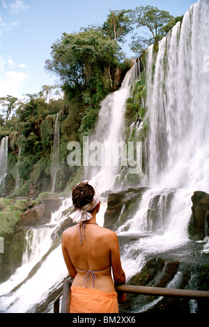 Jeune femme en cascade Parc National de l'Iguazu Argentine Amérique du Sud Banque D'Images