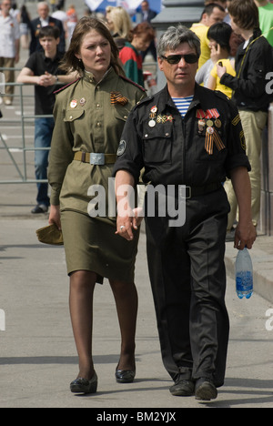 Couple russe en uniforme militaire sur la rue de Moscou Banque D'Images