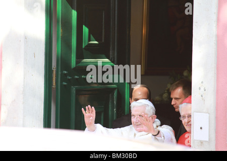 Lisbonne - 11 mai : le Pape Benoît XVI laissant Nonciature Apostolique le 11 mai 2010 à Lisbonne, Portugal Banque D'Images