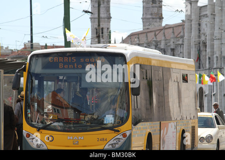 Lisbonne - 11 MAI : bus portugais afficher un message pour saluer le Pape Benoît XVI et du Vatican drapeaux, Mai,2010, Lisbonne, Portugal Banque D'Images