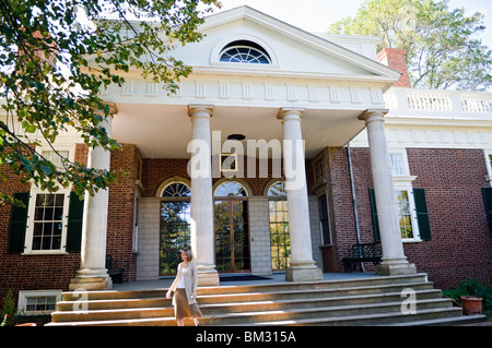 Personne qui marche à l'entrée avant de Monticello, Thomas Jefferson accueil à Charlottesville en Virginie, USA. Banque D'Images