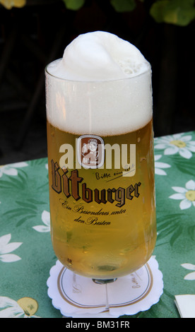 Un verre de bière Bitburger est servi dans un bar traditionnel allemand en Allemagne. Banque D'Images