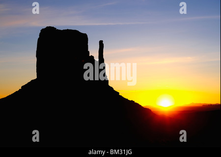 Monument Valley l'aube - le soleil se lève derrière west mitten - Arizona et l'Utah, USA Banque D'Images