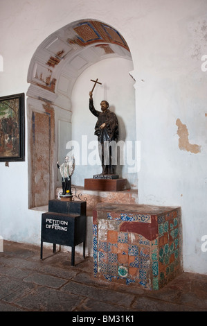 Statue de St.Francis Xavier et de l'intérieur de la basilique de Bom Jesus, Old Goa, Inde Banque D'Images