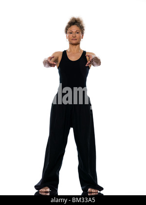 Femme mature praticing tai chi chuan en studio sur fond blanc isolé Banque D'Images