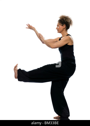 Femme mature praticing tai chi chuan en studio sur fond blanc isolé Banque D'Images