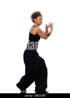 Femme mature praticing tai chi chuan en studio sur fond blanc isolé Banque D'Images