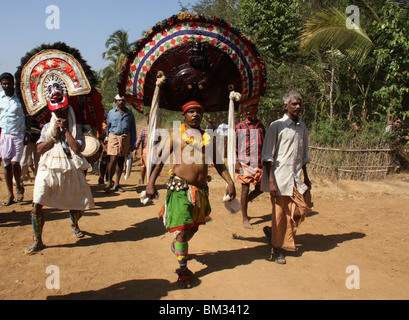 Poothan danseurs traditionnels et thira avec costumes colorés d'un festival dans le Kerala, Inde Banque D'Images