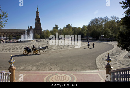 Les touristes balade en calèche dans la région de Plaza Espagne à Séville, Espagne, le 11 mars 2008. Photo/Chico Sanchez Banque D'Images