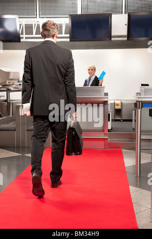 L'homme d'affaires de l'aéroport de checkin Banque D'Images