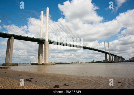 La reine Elisabeth II bridge over River Thames à Dartford avec des cailloux en premier plan sur fond de ciel bleu avec des nuages blancs Banque D'Images