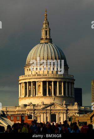 La Cathédrale St Paul, du Millennium Bridge, ( tourné sur un Hasselblad H3DII-50, la production d'une 140MO + Tiff si nécessaire) Banque D'Images