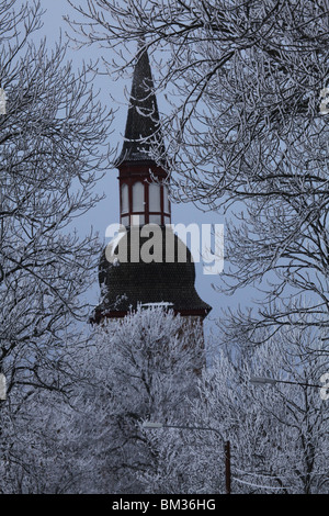 Jomala EGLISE NORDIQUE TRADITIONNELLE Åland EN FINLANDE EN HIVER : Jomala Eglise Aland archipel entre la Finlande et la Suède en hiver Banque D'Images