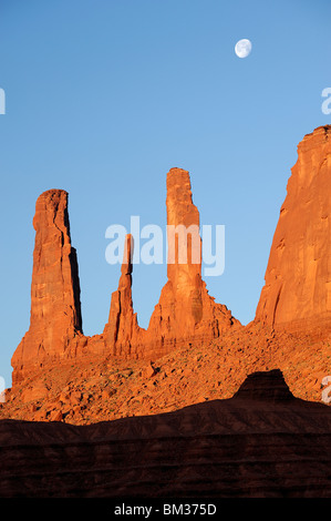 Monument Valley - Trois Soeurs au lever du soleil et lune avec réglage, l'Arizona et l'Utah, USA Banque D'Images