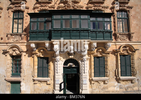 Le très décoratif et détaillée de la façade baroque de la fonction publique maltaise Club dans La Valette, Malte Banque D'Images