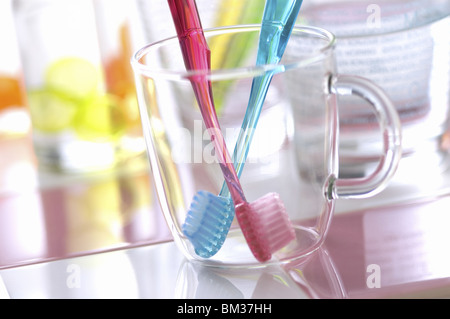 Deux brosses à dent dans le verre Banque D'Images