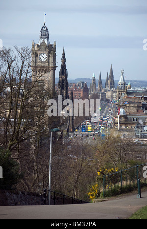 Jusqu'à l'ouest de Princes Street à partir de Calton Hill au centre d'Édimbourg, en Écosse. Banque D'Images