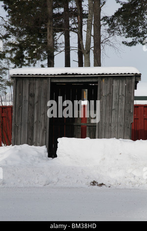 ABRI DE BUS NORDIQUE EN BOIS EN HIVER PROFOND : neigé à l'arrêt de bus Godby sur l'archipel d'Aland entre la Finlande et la Suède hiver Banque D'Images