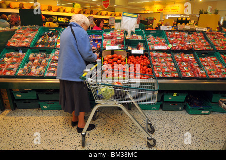 Supermarché Morrisons, shopper pour acheter de la nourriture, woman shopping in supermarché Morrisons Banque D'Images