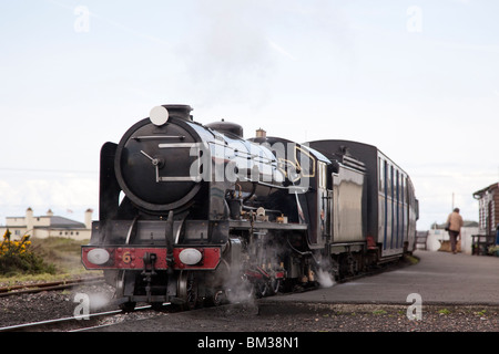 Locomotive à vapeur de classe montagne de troisième échelle « Samson » à la gare de Dungerness sur la Romney, Hythe, and Dymchurch Narrow Gauge Railway, Kent, Royaume-Uni Banque D'Images