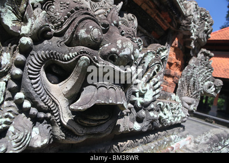 Détail de Pura Dalem Agung Padangtegal, ou pura dalem agung temple dans la forêt des singes sacrés, Ubud, Bali, Indonésie. Banque D'Images