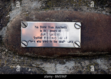 Plaque sur un phare/cairn sur Calton Hill, Édimbourg pour commémorer les personnes qui ont fait campagne pour un Parlement écossais. Banque D'Images