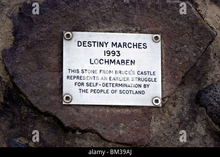 Plaque sur un phare/cairn sur Calton Hill, Édimbourg pour commémorer les personnes qui ont fait campagne pour un Parlement écossais. Banque D'Images