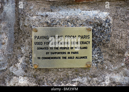 Plaque sur un phare/cairn sur Calton Hill, Édimbourg pour commémorer les personnes qui ont fait campagne pour un Parlement écossais. Banque D'Images