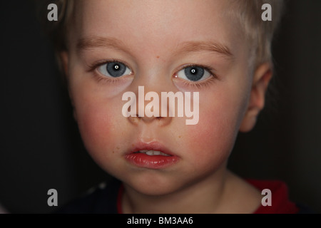 PORTRAIT DE GRIPPE NASALE LIQUIDE GARÇON TRISTE : un enfant de deux ans malade de la grippe froide malheureux Snot snotty blond cheveux mignon nez bouche modèle libéré Banque D'Images