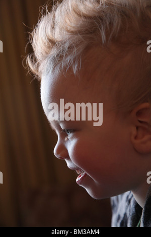 PROFIL DU TOUT-PETIT CHEVEUX BOUCLÉS BLONDS : un bébé garçon de deux ans profil enfant bas bouclés boucles blondes cheveux mignon sourire sourires sourire heureux modèle libéré Banque D'Images