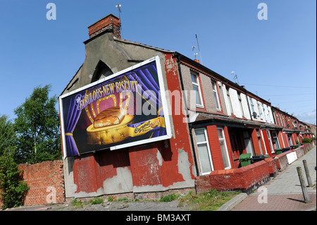 Panneau d'affichage ou de panneau publicitaire sur l'habitation mitoyenne dans Brassey Street Birkenhead Merseyside Banque D'Images