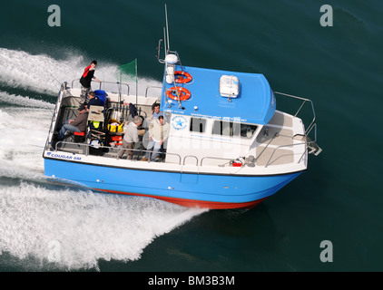 Bateau de pêche les pêcheurs en mer transportant des déplacements à grande vitesse Banque D'Images