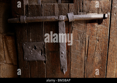 Ancienne serrure médiévale en bois sur porte du château, antiquité en Espagne Banque D'Images