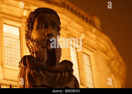 Tête en pierre sculptée à l'extérieur [Sheldonian Theatre] la nuit, Oxford, UK Banque D'Images