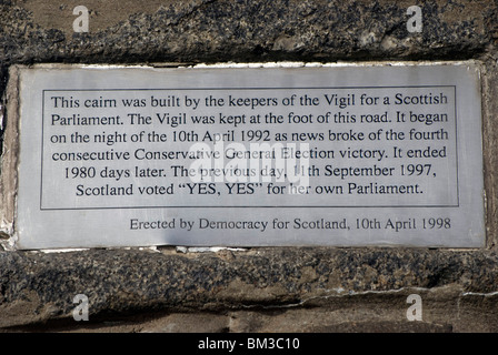 Plaque sur un phare/cairn sur Calton Hill, Édimbourg pour commémorer les personnes qui ont fait campagne pour un Parlement écossais. Banque D'Images