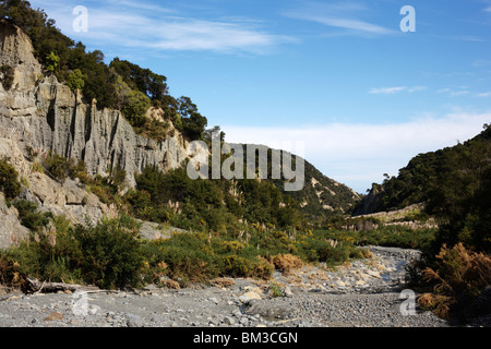 Les Putangirua Pinnacles rock formations in Palliser Bay sur la côte Wairarapa de Nouvelle-Zélande, île du Nord Banque D'Images