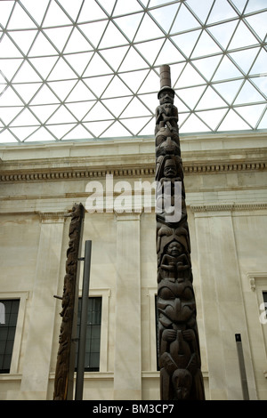 Deux totems sur l'écran central, cour dans British Museum Banque D'Images