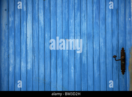 Vieille porte en bois bleu méditerranée détail avec poignée noire Banque D'Images