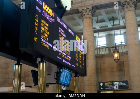 Départs électronique conseil est vu dans la gare Union de Toronto Banque D'Images